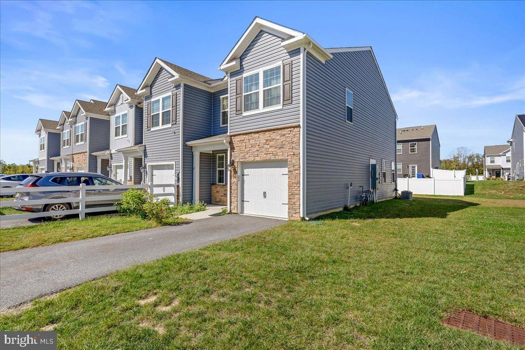 Photo of 47 Peregrine Way, BURLINGTON, NJ 08016 (MLS # NJBL2096826)