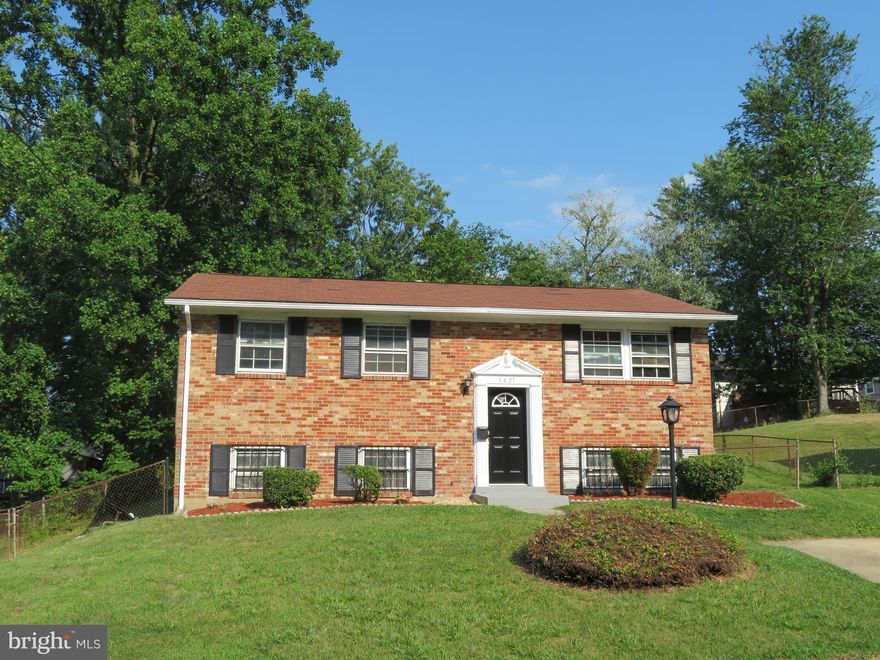 Spacious brick front split foyer available for immediate occupancy.  Great cul de sac location. Large living room, eat in kitchen, 3 bedrooms on upper level, lower level features 1 bedroom, full bath, rec room and storage.  Close to DC, major highways and metro.No Pets