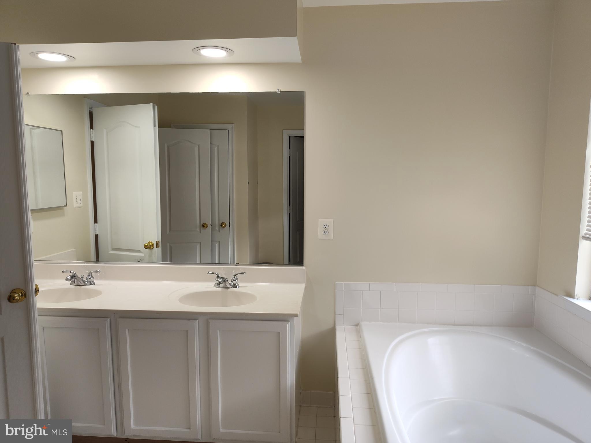 HILLANTRAE-PLAT 1> - Residential Lease