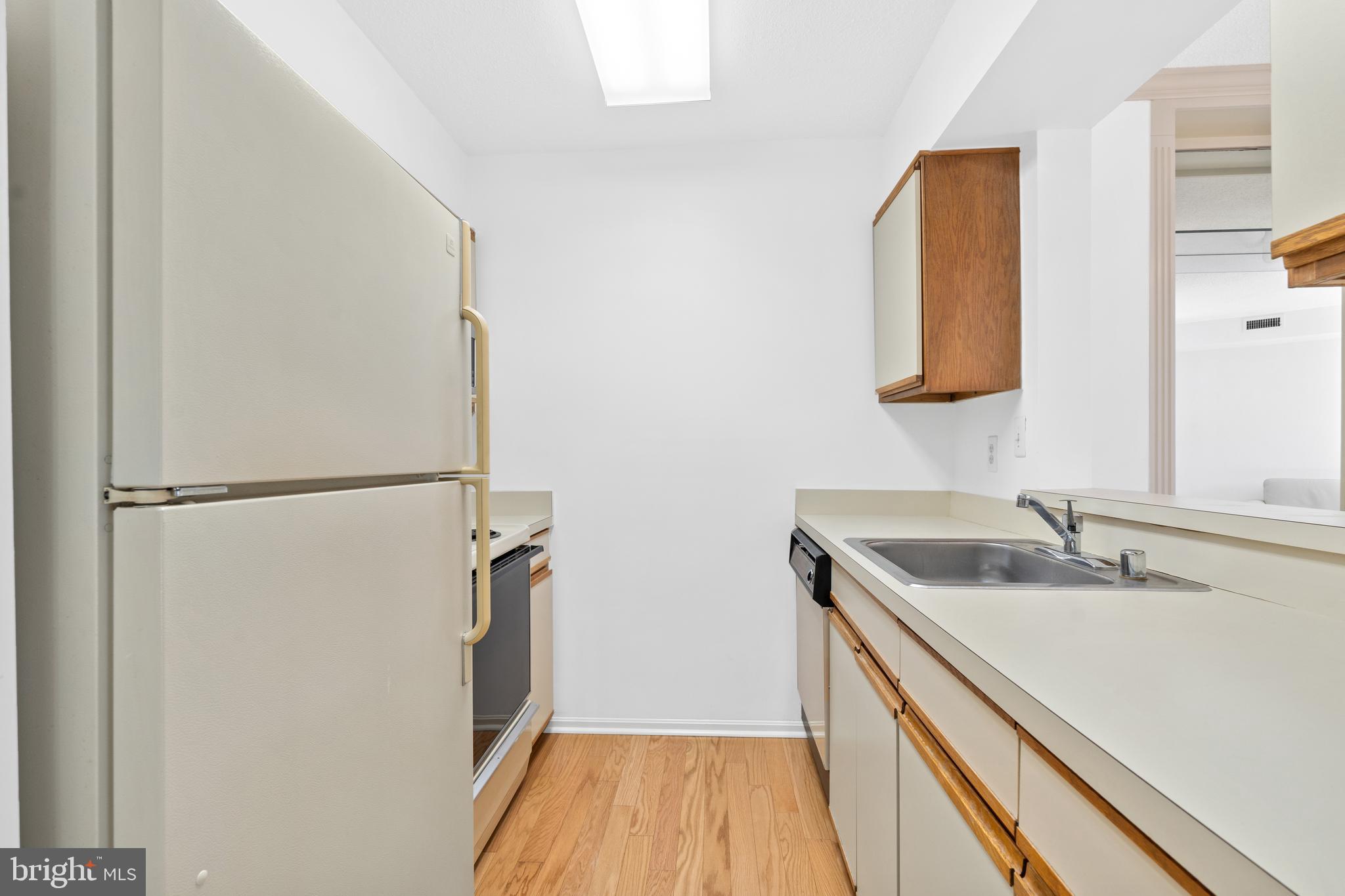 ASTORIA CONDOMINIUM - Residential Lease