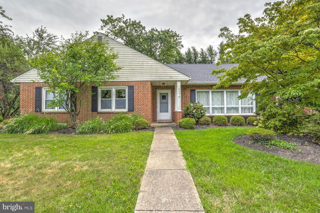 Photo of 1000 BLUEGRASS, LANCASTER, PA 17601 (MLS # PALA2039738)