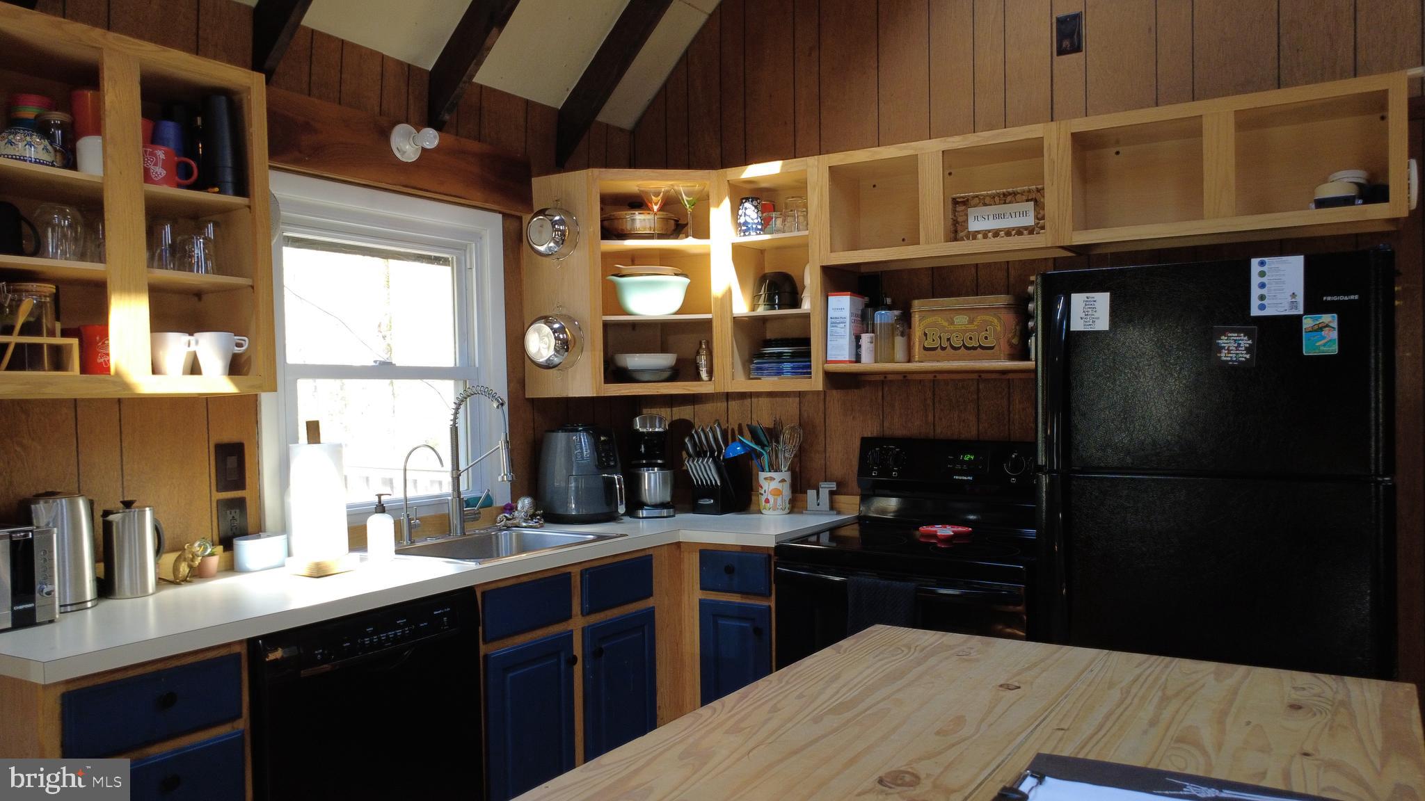 ARROWHEAD  LAKES - Residential