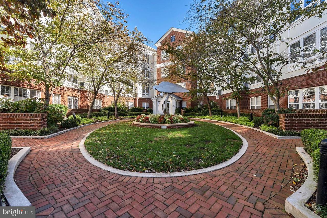 801 S GREENBRIER STREET 422