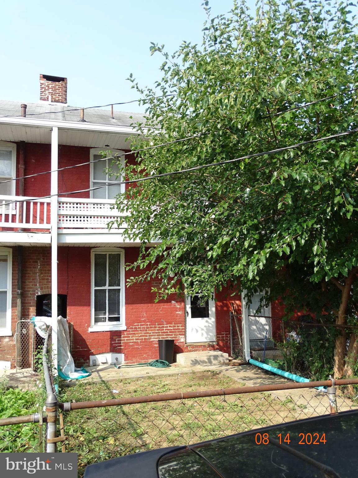 Main image without alt text