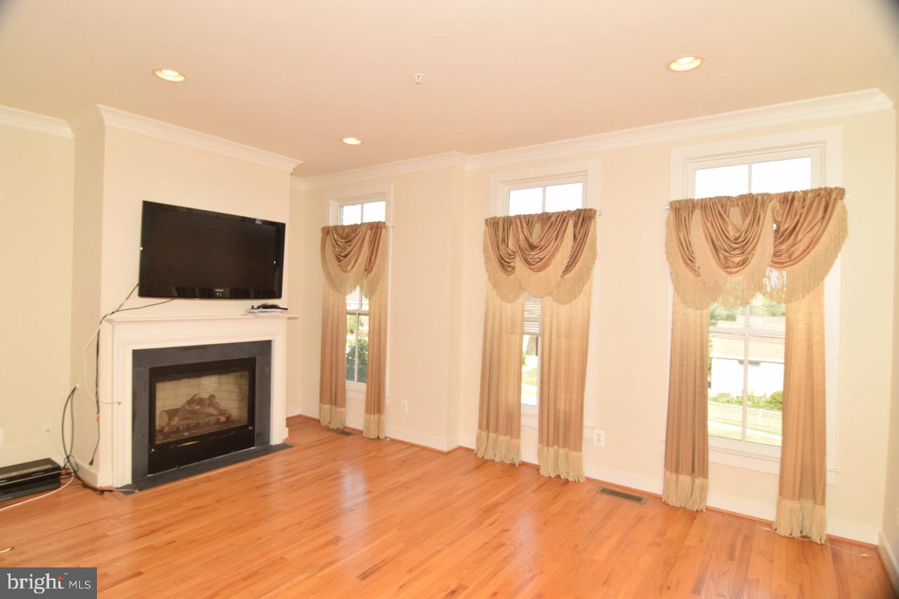 WHEATON FOREST - Residential Lease