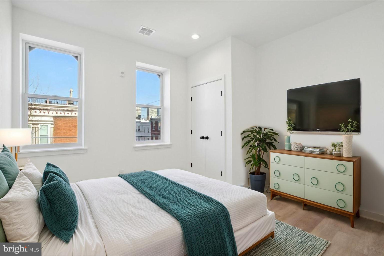 QUEEN VILLAGE - Residential Lease