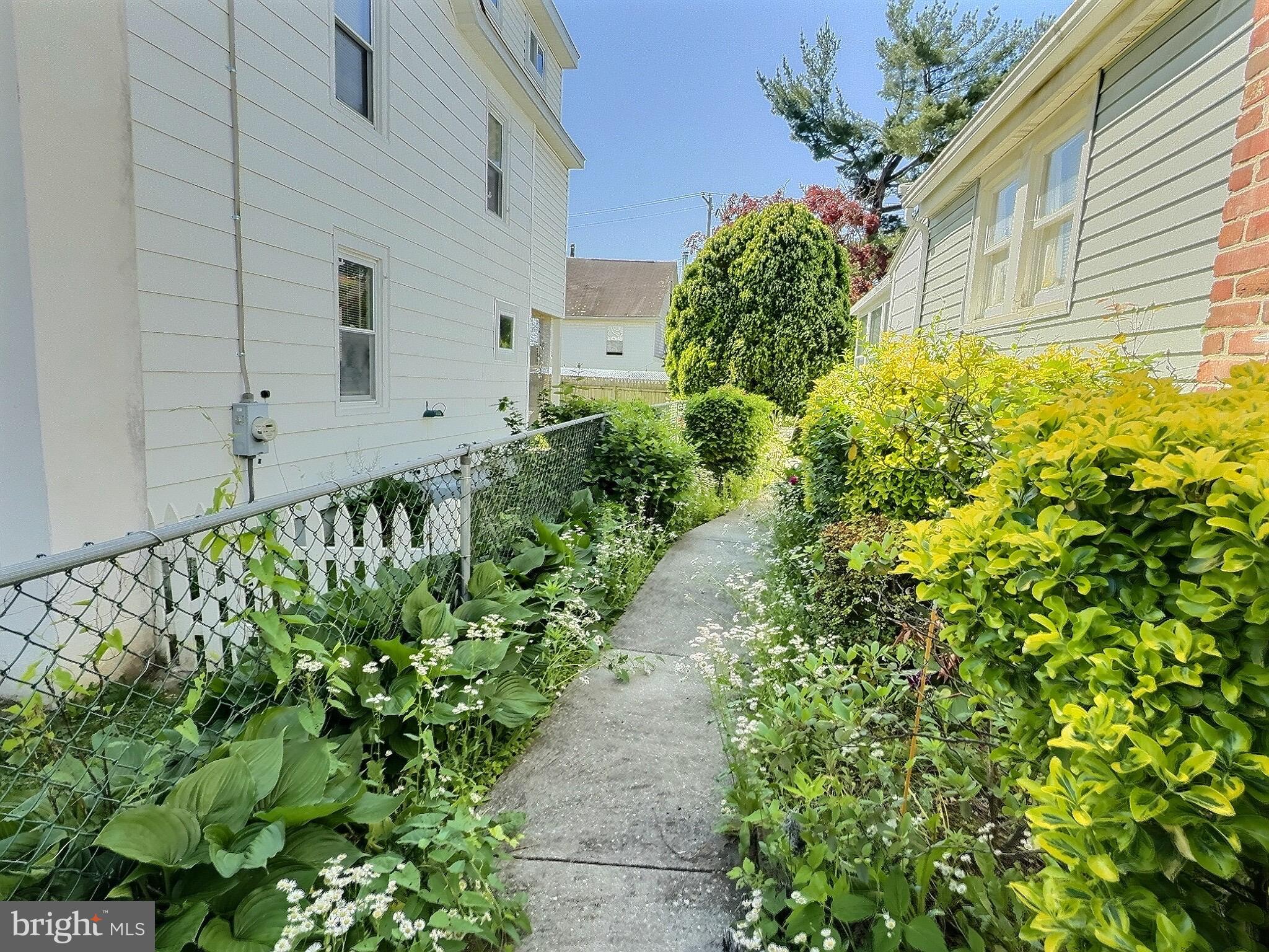 220 E LINDEN STREET