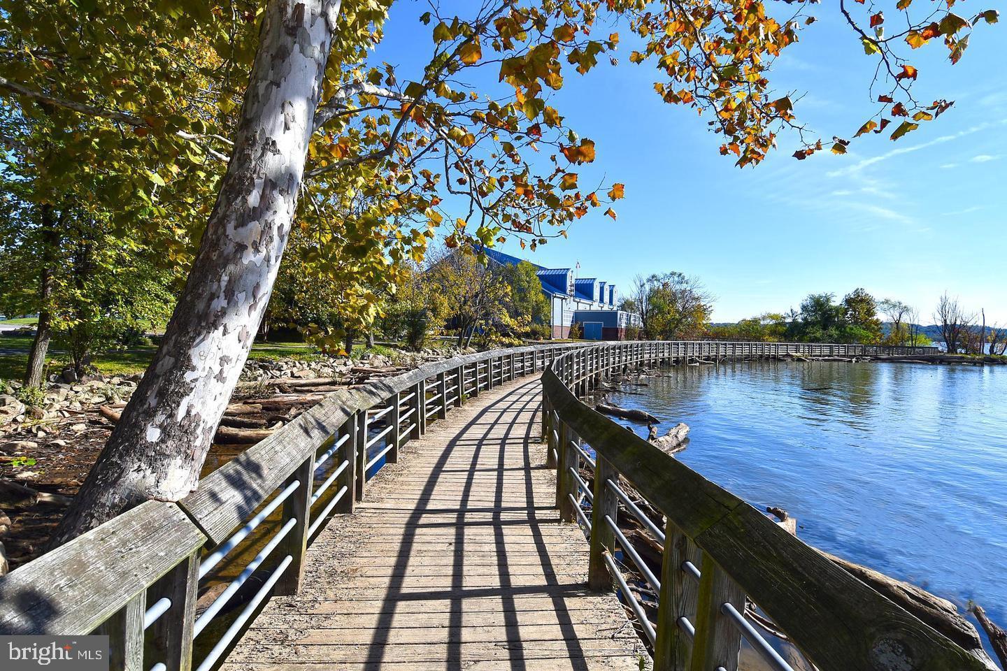 TOBACCO QUAY - Residential Lease