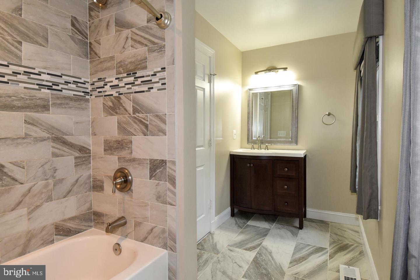 TOBACCO QUAY - Residential Lease