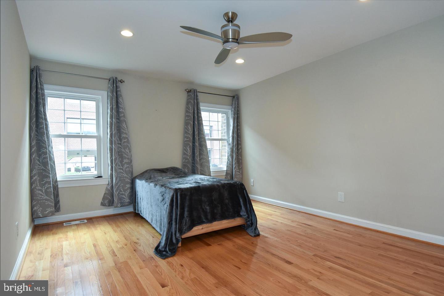 TOBACCO QUAY - Residential Lease