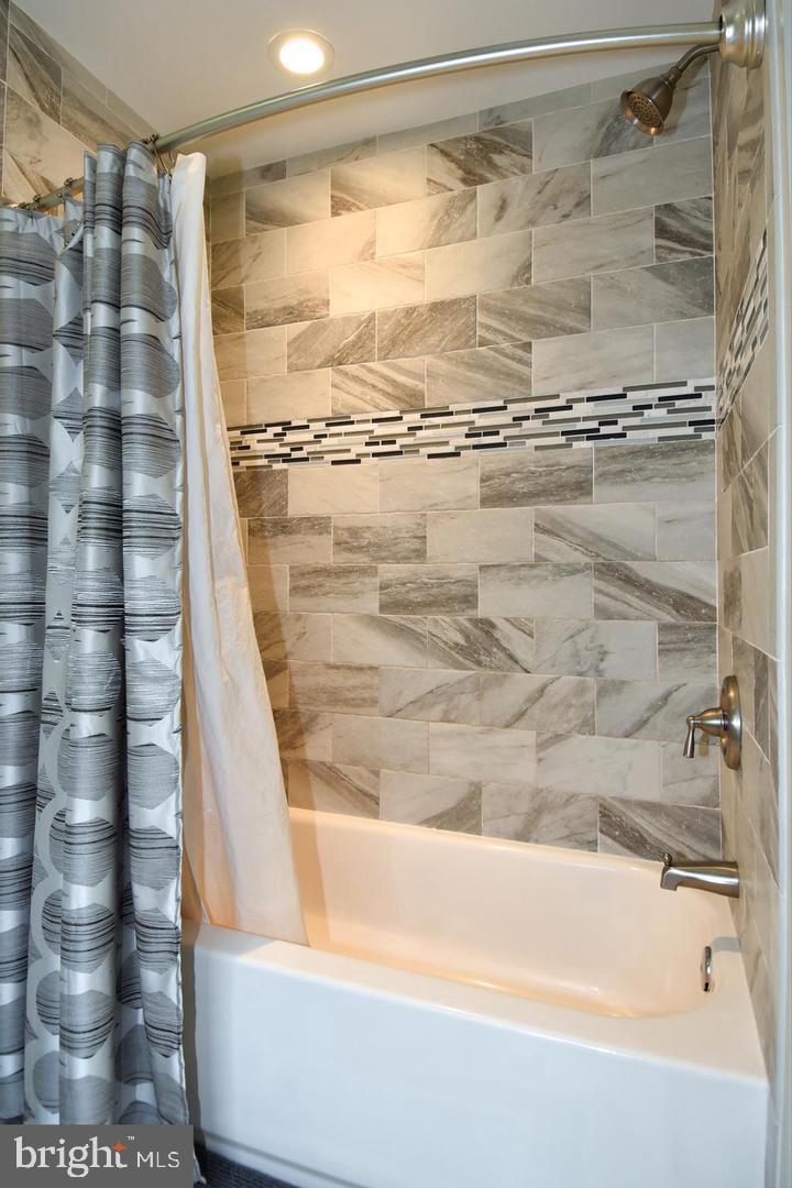 TOBACCO QUAY - Residential Lease