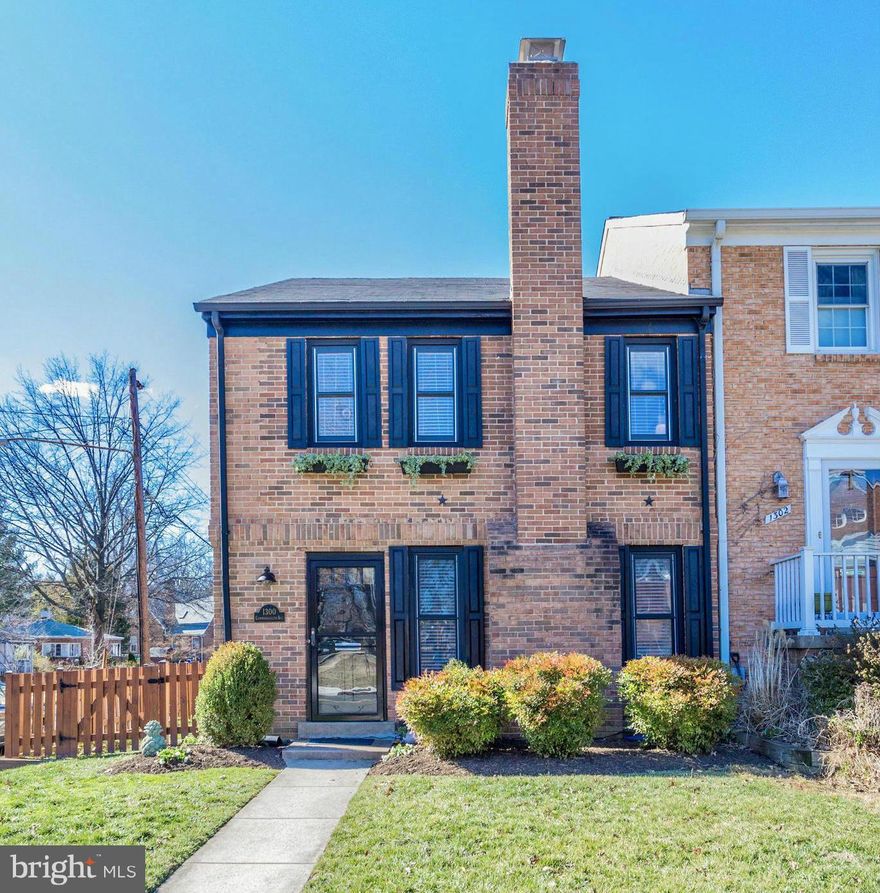 Move in ready! Fabulous oversized end unit town home in Del Ray! 3 BR/ 3.5 BA, open floor plan, liv rm & family room on main level, updated kitchen & hardwoods & tons of light. Finished lower level with spacious family room, full bath and den/storage room. Enjoy the plush yard, rear patio and the ease of a driveway for off-street parking. Easy access to metro & steps to "The Avenue".