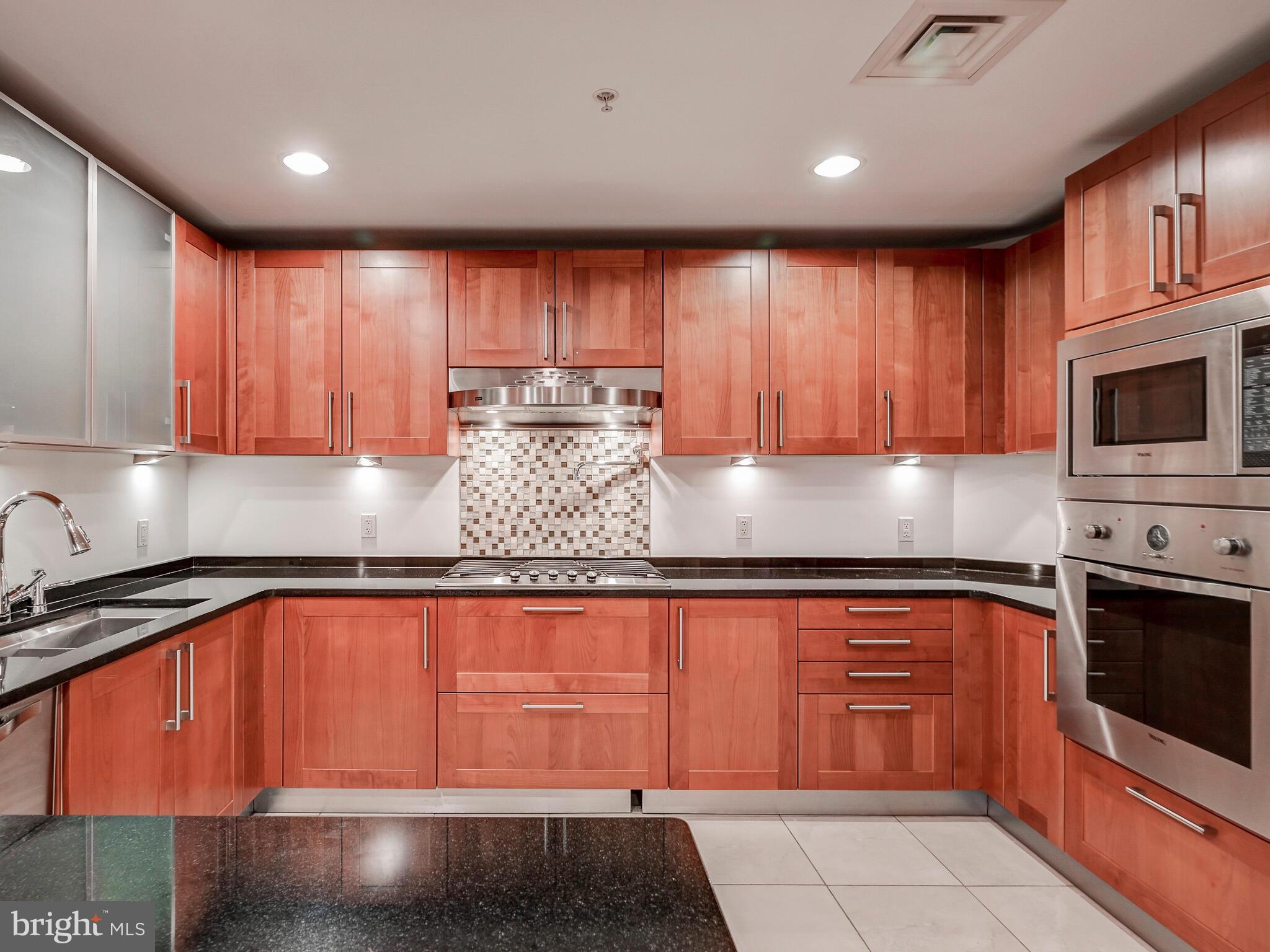 THE RITZ-CARLTON RESIDENCES - Residential Lease