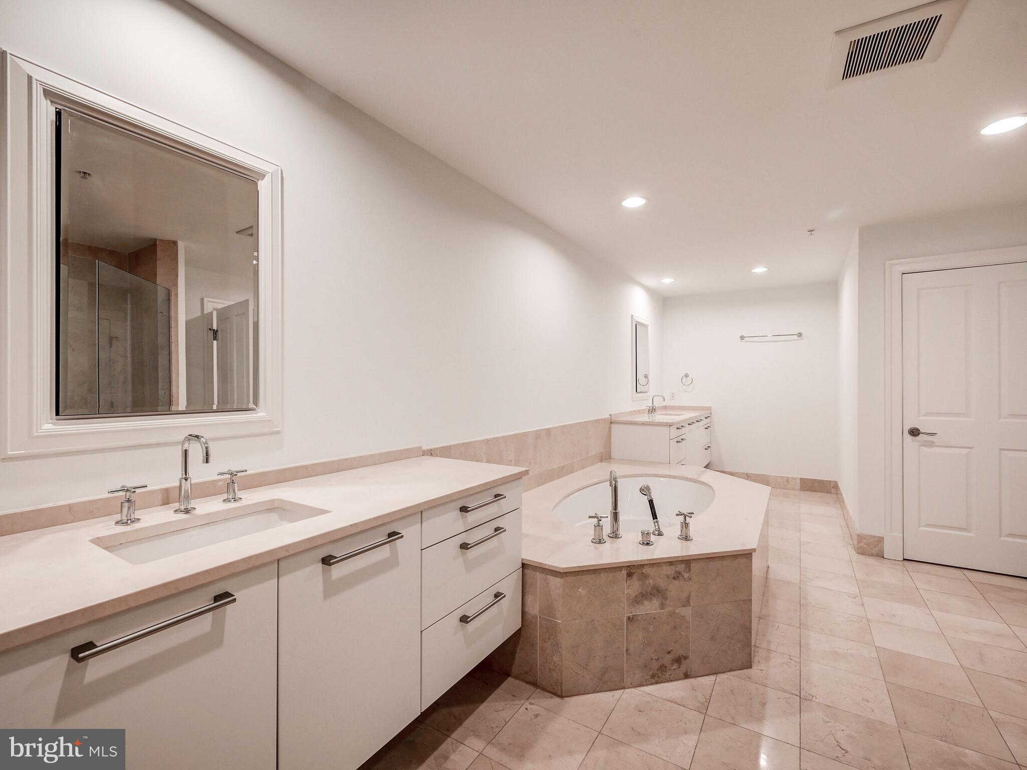 THE RITZ-CARLTON RESIDENCES - Residential Lease