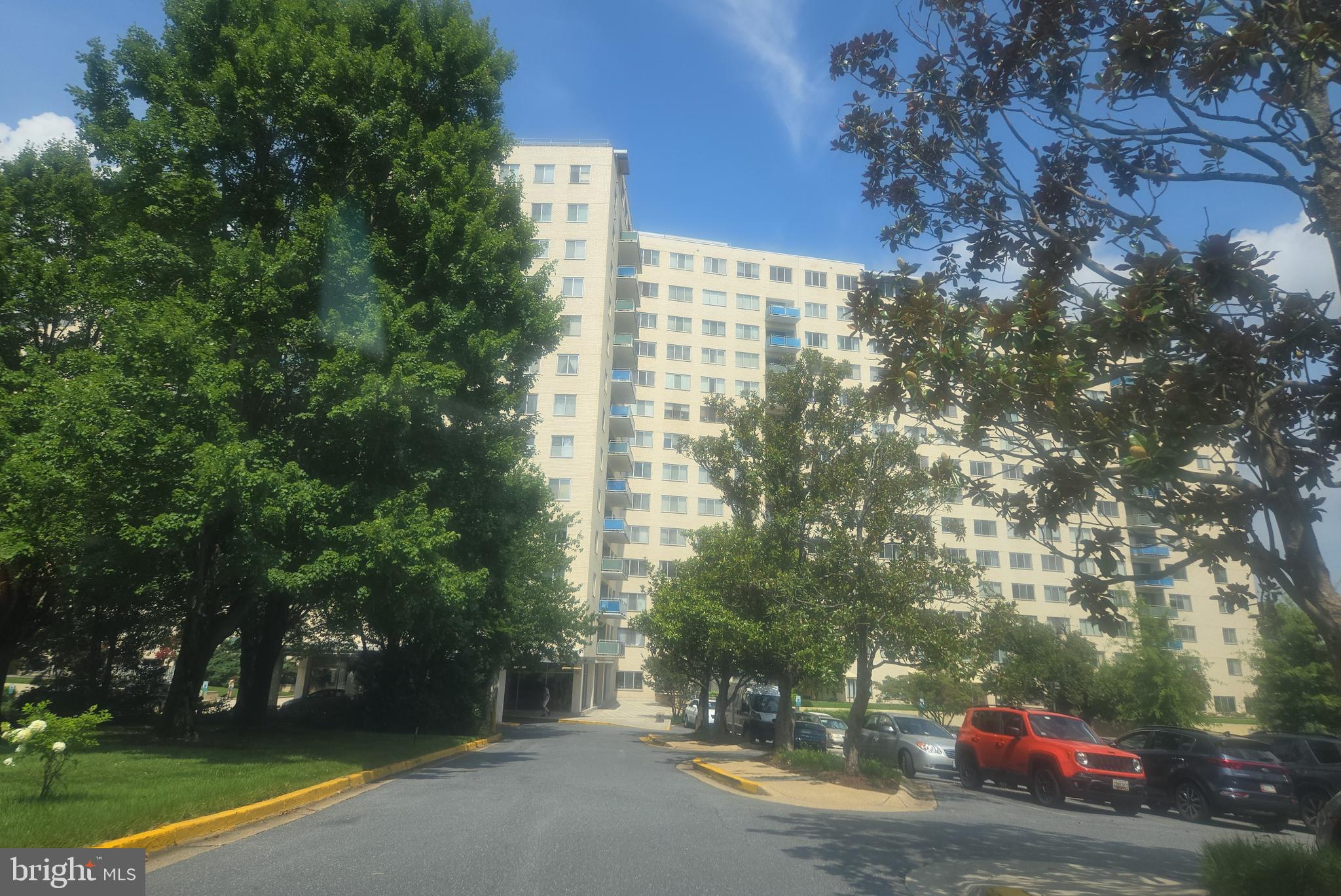 One-bedroom, one-bath condo. Wood floors and updated kitchen. Plumbing issue under kitchen sink. Condo fee includes all utilities. AS-IS sale.
Property is eligible under the First Look period: only owner-occupant offers will be reviewed during the first 30 days on market. Investor offers may be submitted but will not be reviewed until the First Look period expires.
All information is believed to be accurate but not guaranteed.