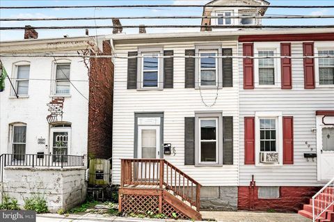 Townhouse For Rent - 607 Salem Avenue<br/> HAGERSTOWN, MD 21740