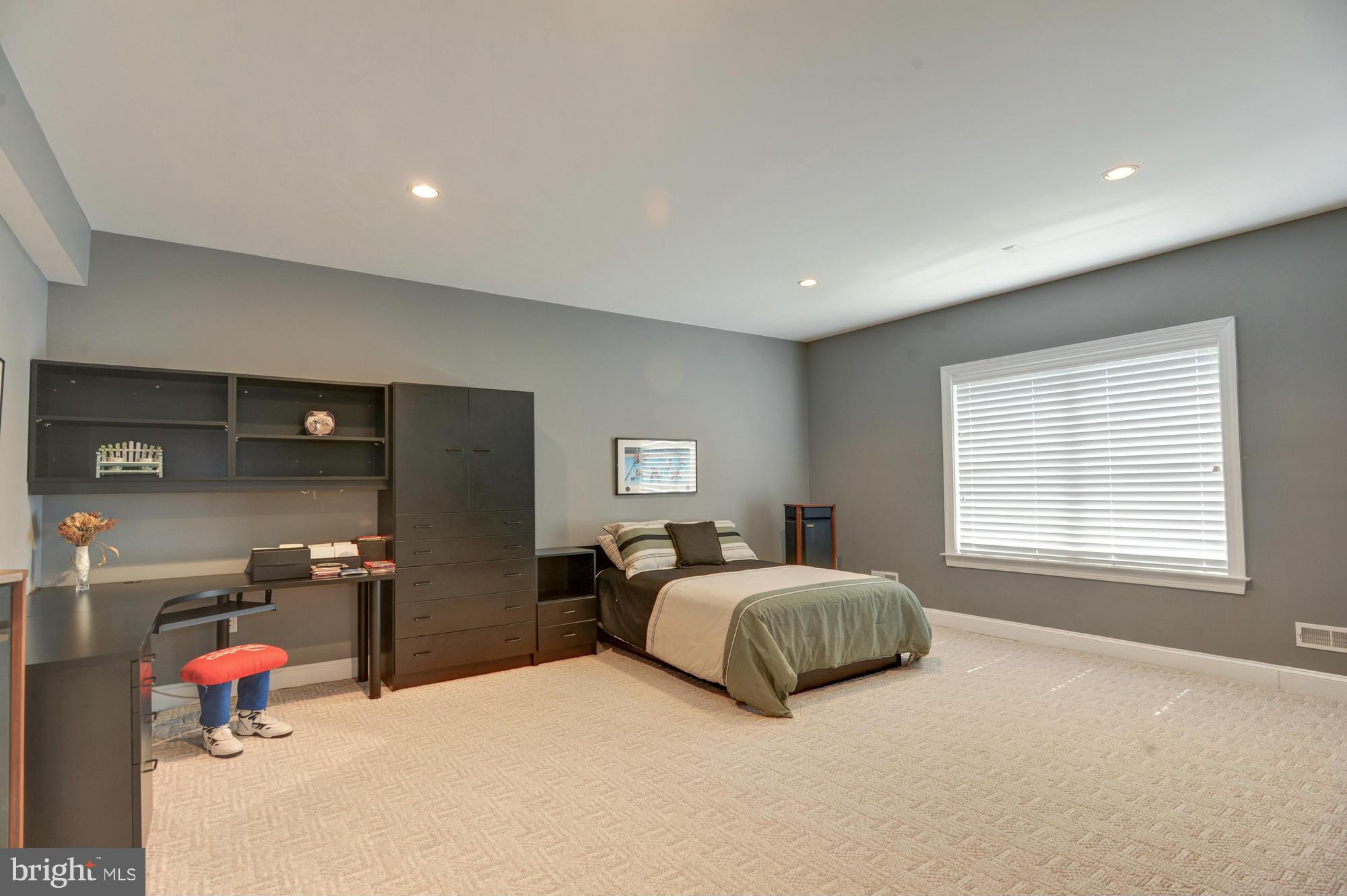 POTOMAC OUTSIDE - Residential