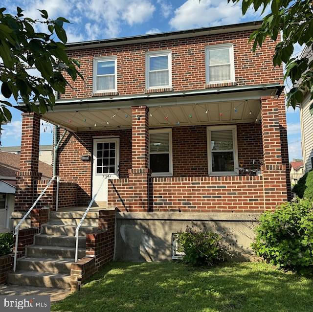 Beautiful, Clean, Updated brick Single in Conshohocken. Just blocks to Downtown Restaurants and Train Station. Offers 3 bedrooms, 1.5 bath, Front Porch, Spacious living room with hardwood floors, spacious dining room, updated kitchen, Mudroom and half bath and exit to large back yard. This home has 2 levels featuring hardwood floors, modern kitchen, 1st Floor Laundry, central air & fresh paint. You will love the convenient location close to routes 76, 476, 23 and you can walk to Train Station. First month rent + one month security deposit due at signing. . Call me to make appointment today.