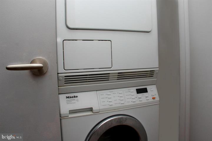 TURNBERRY TOWER - Residential Lease