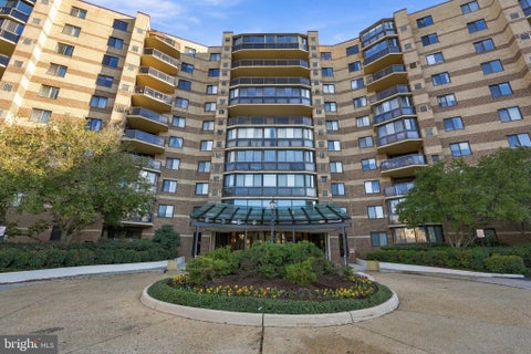 Photo of 8350 Greensboro Drive #424, MCLEAN, VA 22102 (MLS # VAFX2347410)