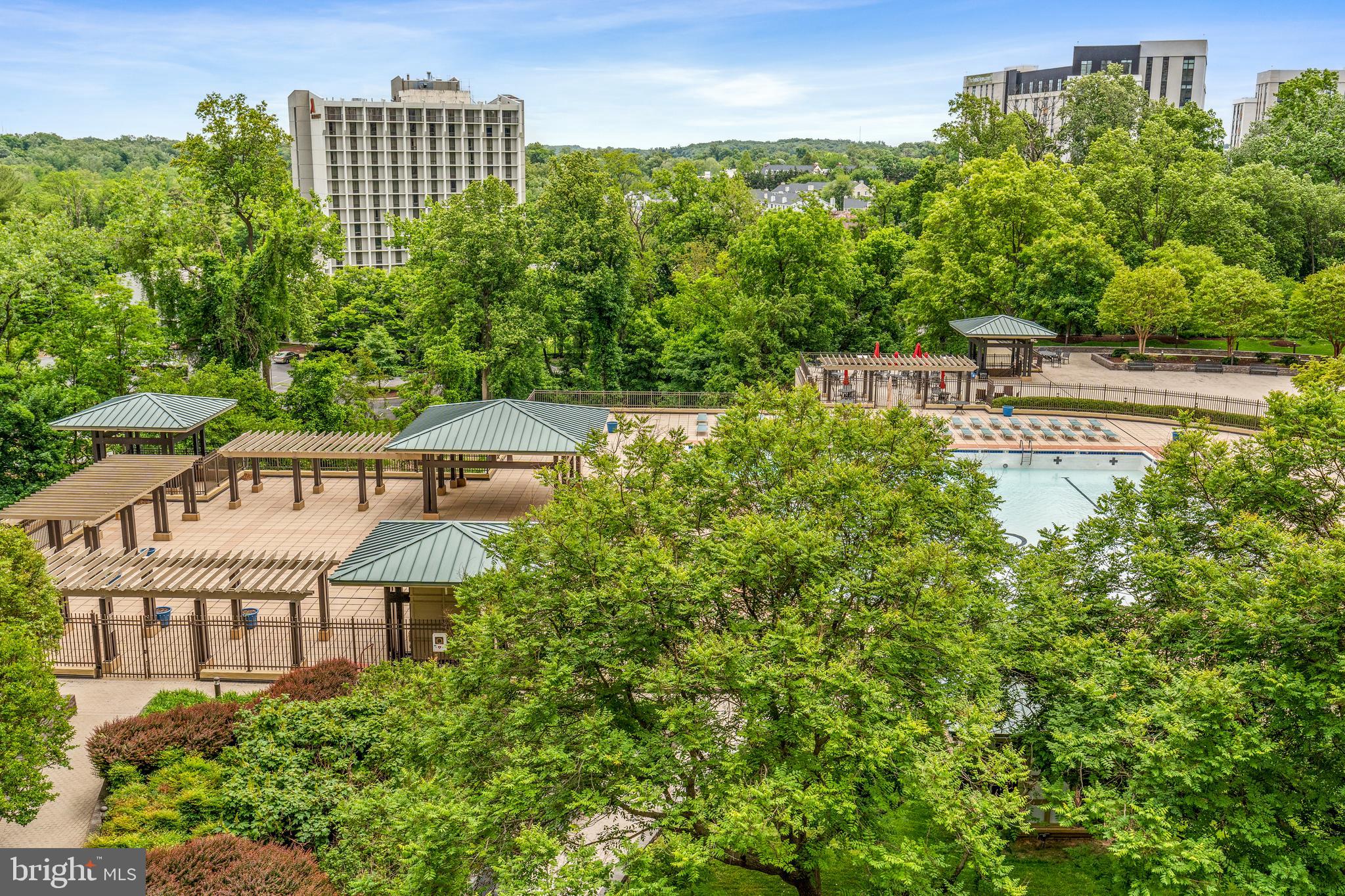 PROMENADE TOWERS - Residential