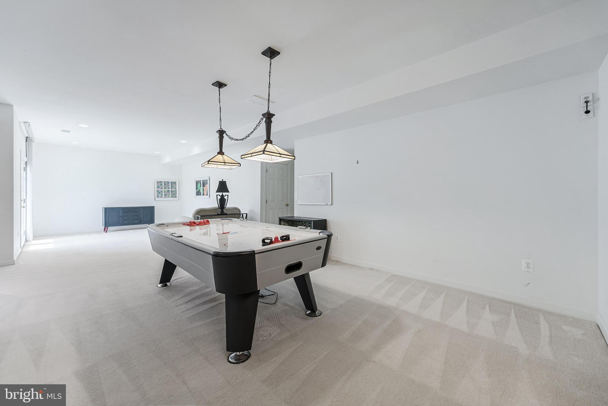 HILLSIDE MANOR - Residential