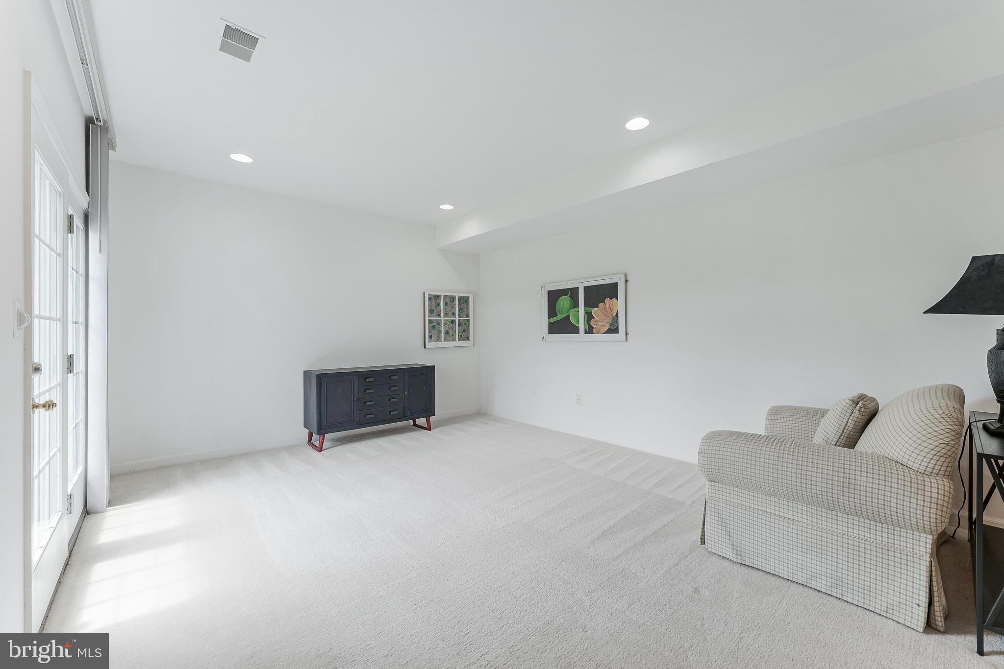 HILLSIDE MANOR - Residential