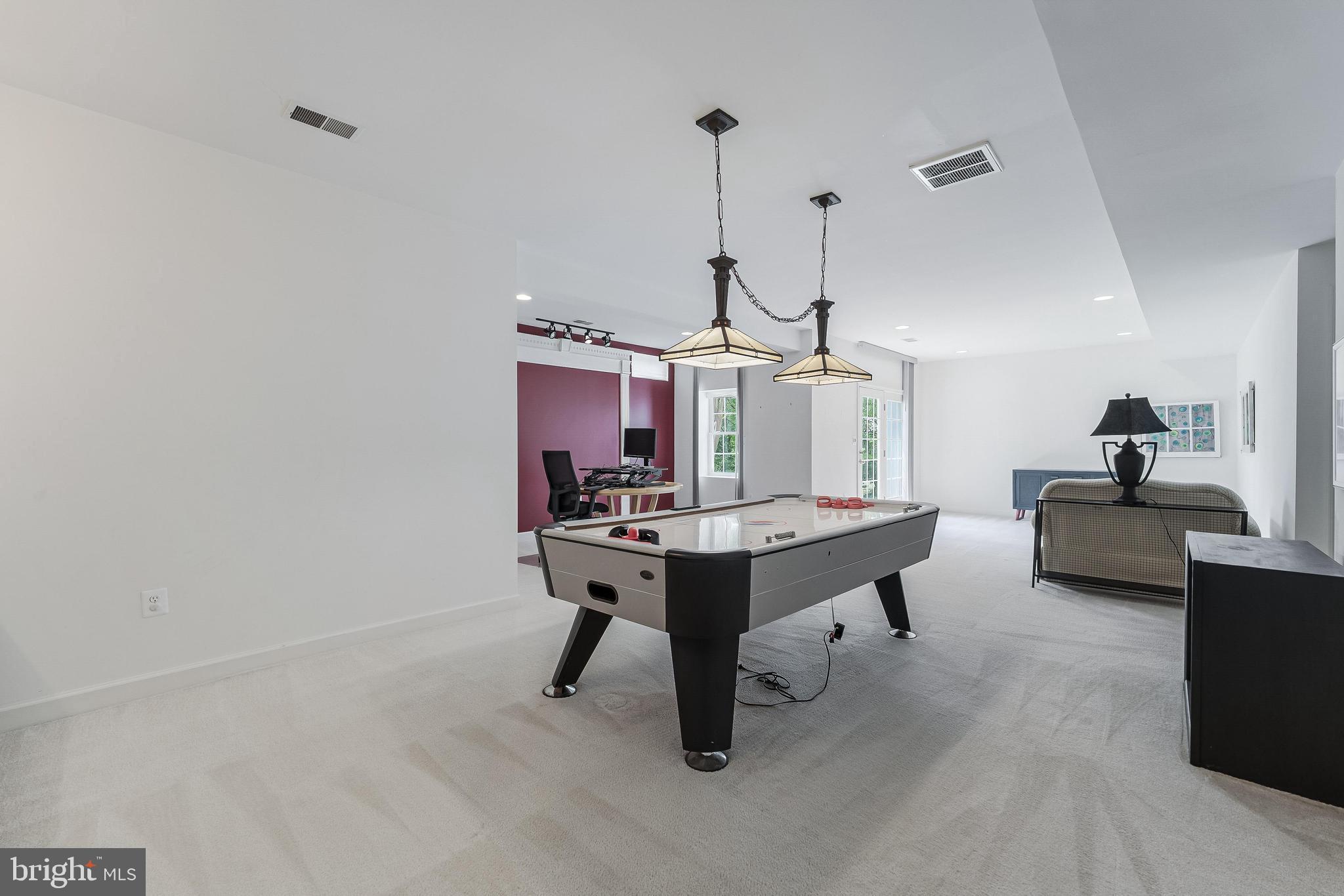 HILLSIDE MANOR - Residential