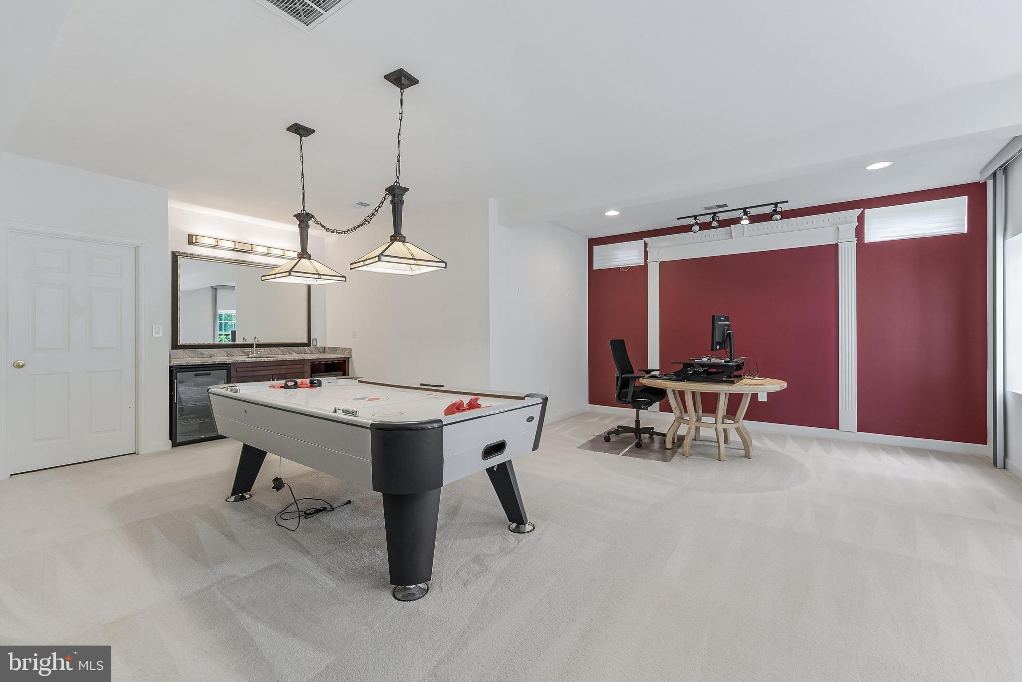 HILLSIDE MANOR - Residential