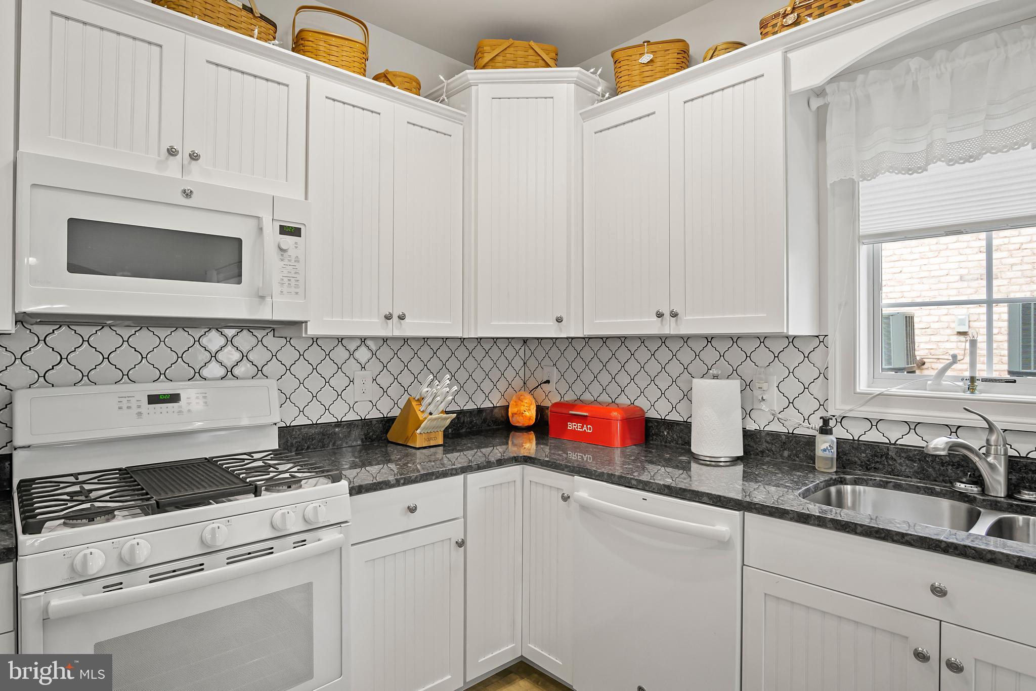 EMERALD POINTE - Residential