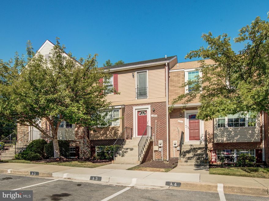 Move right into this (3) bedroom, 2.5 bath condo/townhome with a huge kitchen, fresh paint, deck, fenced yard and much more!  Shows well!  Thanks for viewing/showing!