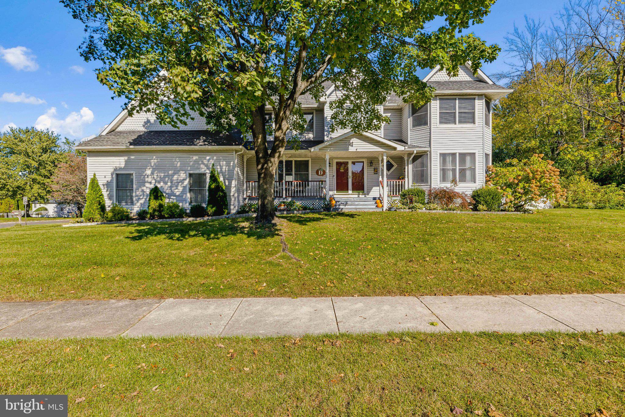 1208 ROYAL LANE