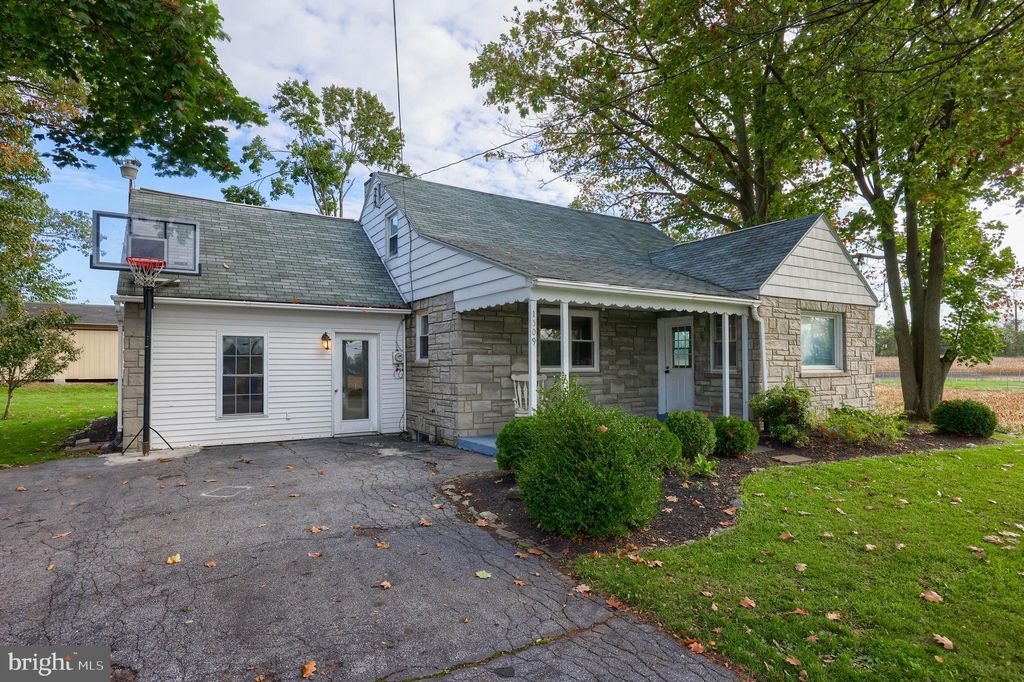 Photo of 1509 Harrisburg Avenue, MOUNT JOY, PA 17552 (MLS # PALA2042172)