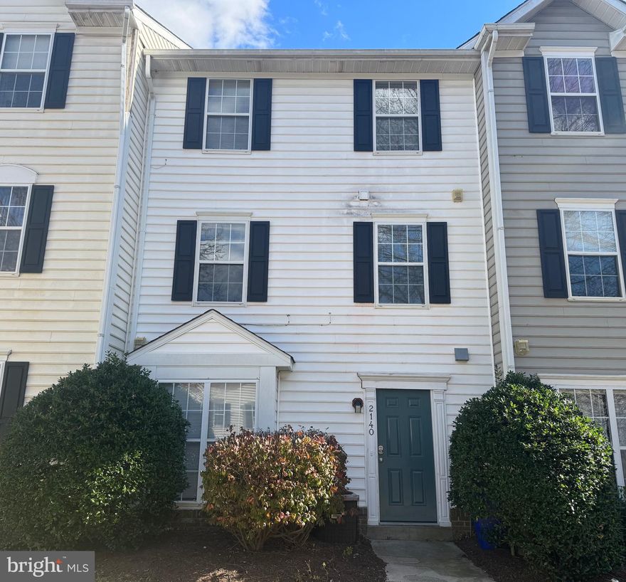 WELL MAINTAINED 3 BED 2.5 BATH TOWNHOME IN THE AVINGTON PARK COMMUNITY OF FREDERICK. LARGE TOP FLOOR MASTER SUITE WITH MASTER BATH AND WALK-IN CLOSET. THE PROPERTY IS LOCATED CLOSE TO FORT DETRICK AND EASY ACCESS TO SHOPPING, RESTAURANTS AND MAJOR COMMUTER ROUTES.. MUST HAVE GOOD CREDIT AND NO PETS.