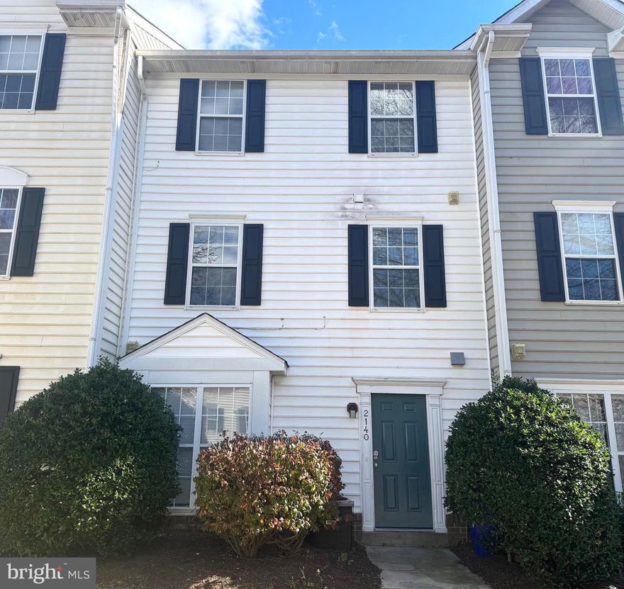 WELL MAINTAINED 3 BED 2.5 BATH TOWNHOME IN THE AVINGTON PARK COMMUNITY OF FREDERICK. LARGE TOP FLOOR MASTER SUITE WITH MASTER BATH AND WALK-IN CLOSET. THE PROPERTY IS LOCATED CLOSE TO FORT DETRICK AND EASY ACCESS TO SHOPPING, RESTAURANTS AND MAJOR COMMUTER ROUTES.. MUST HAVE GOOD CREDIT AND NO PETS.