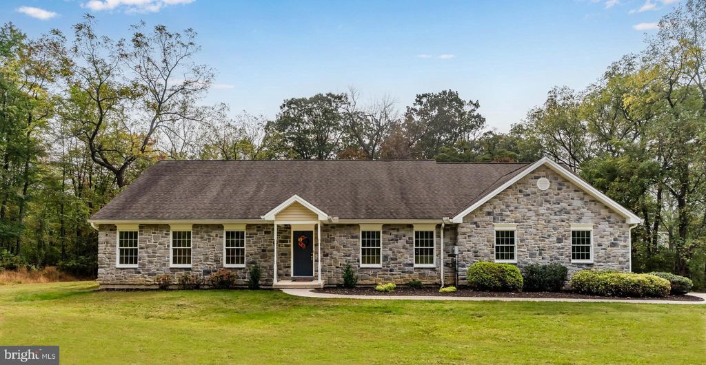 Photo of 450 Stone Jug Road, LEWISBERRY, PA 17339 (MLS # PAYK2091386)