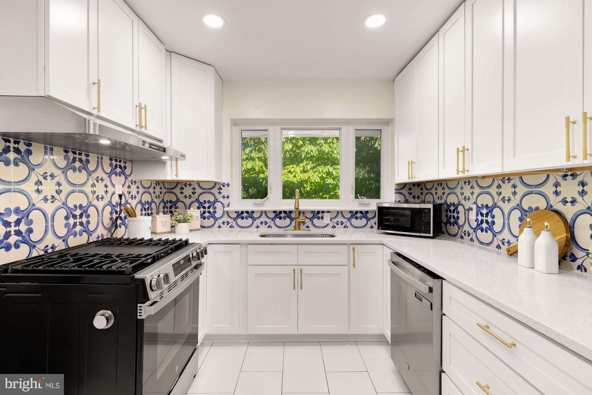 UNIVERSITY HILLS - Residential