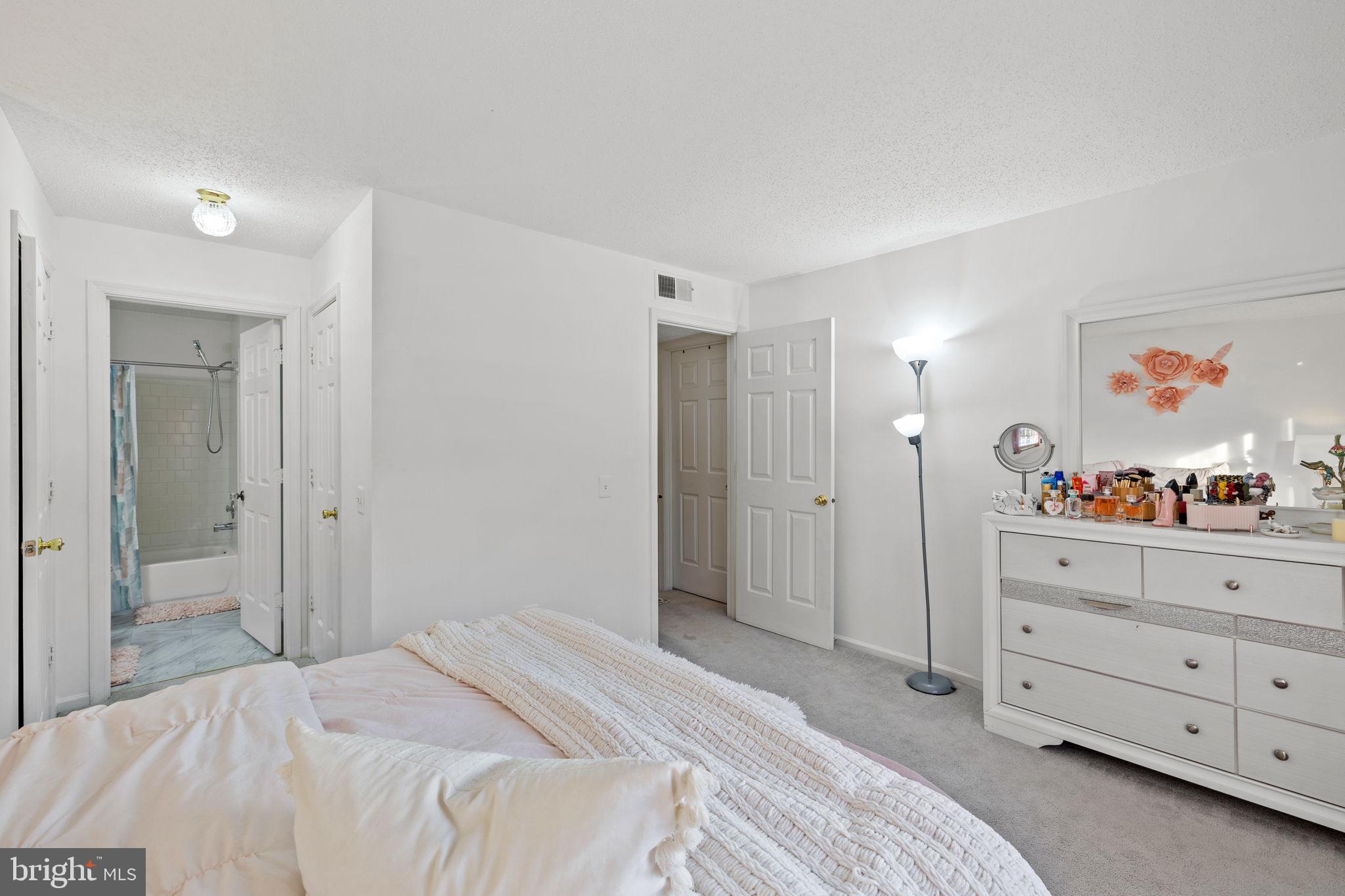 HUNTERS SQUARE - Residential