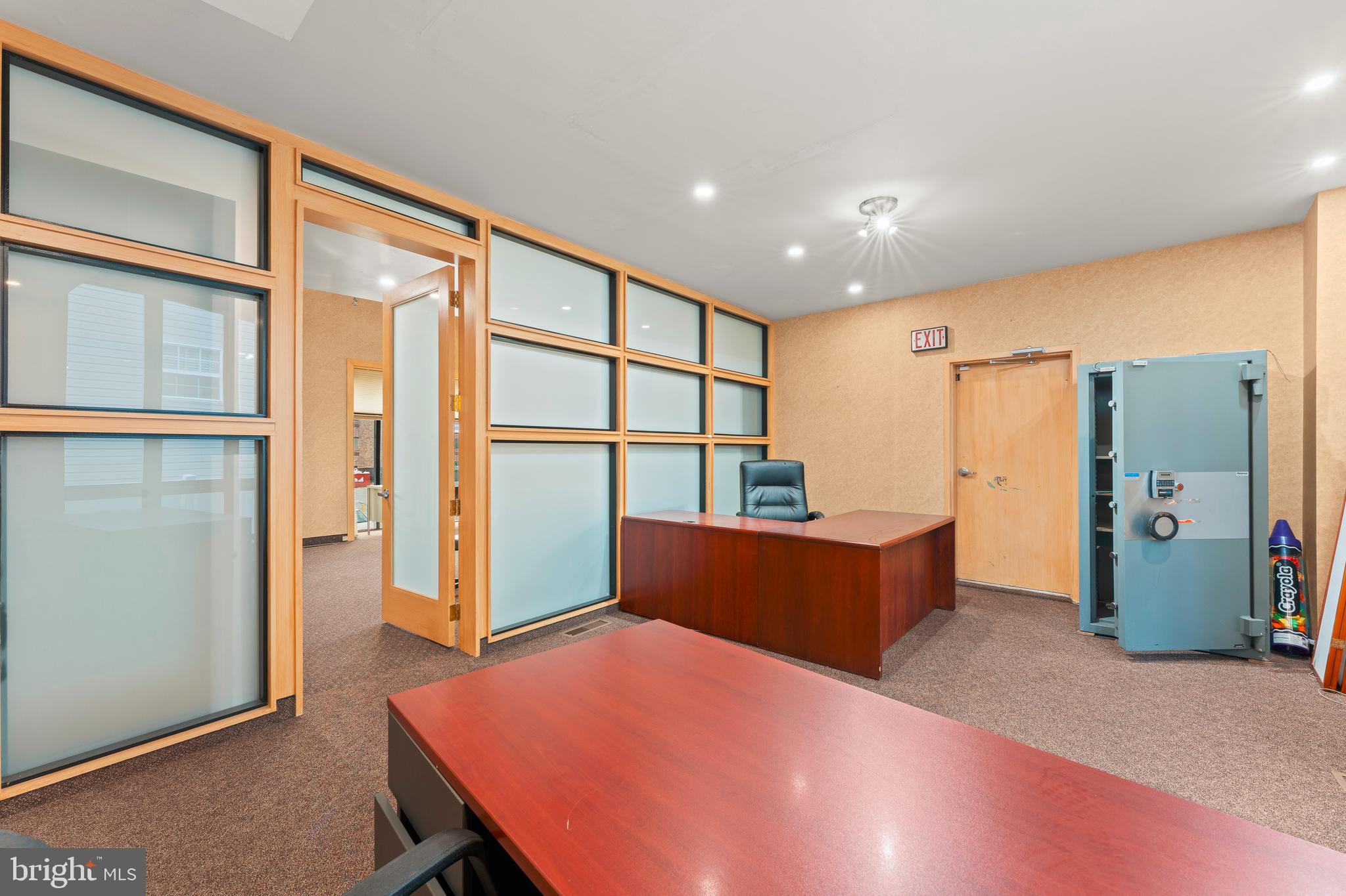 PHILADELPHIA (NORTHEAST) - Commercial Sale