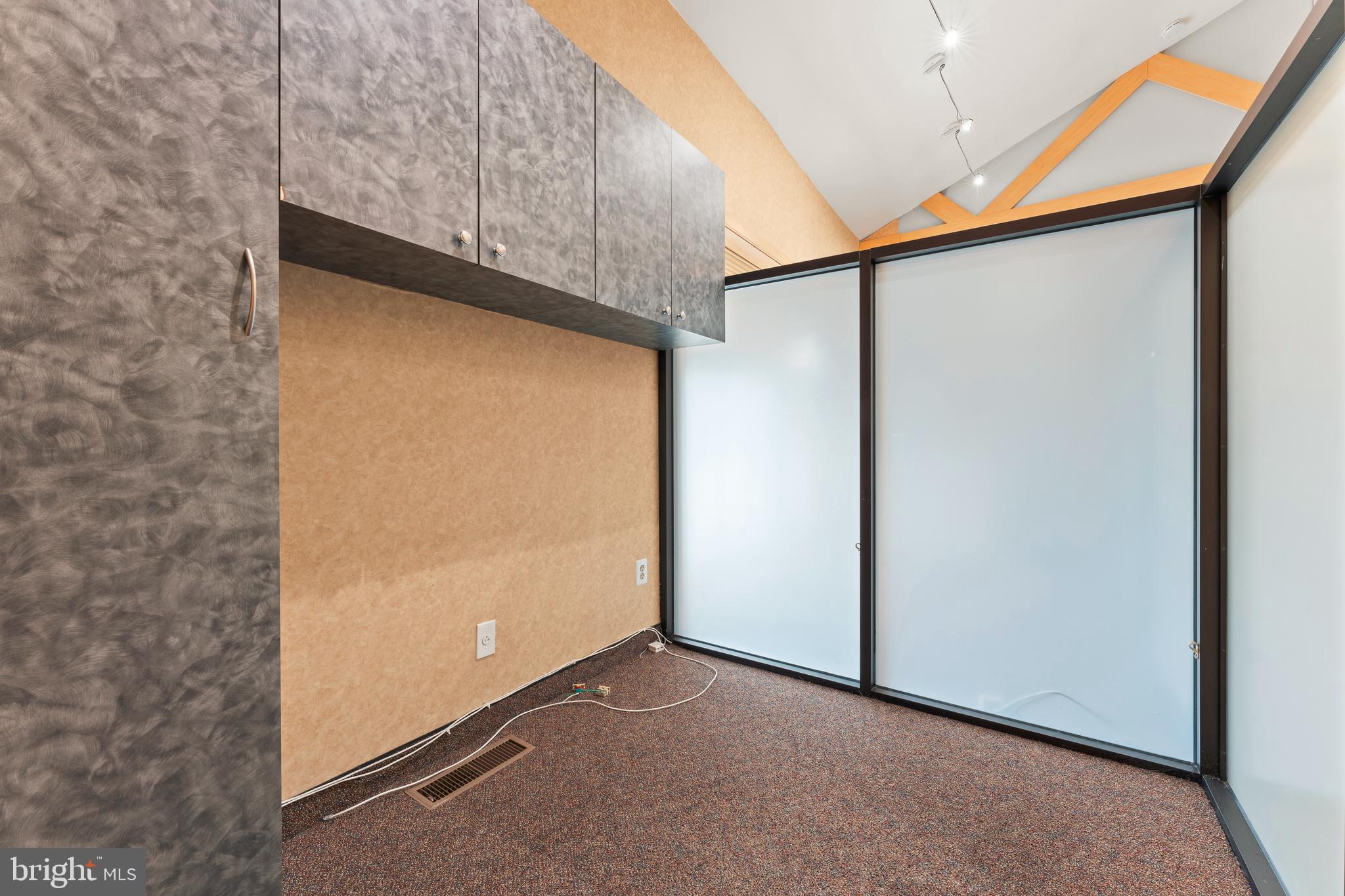 PHILADELPHIA (NORTHEAST) - Commercial Sale