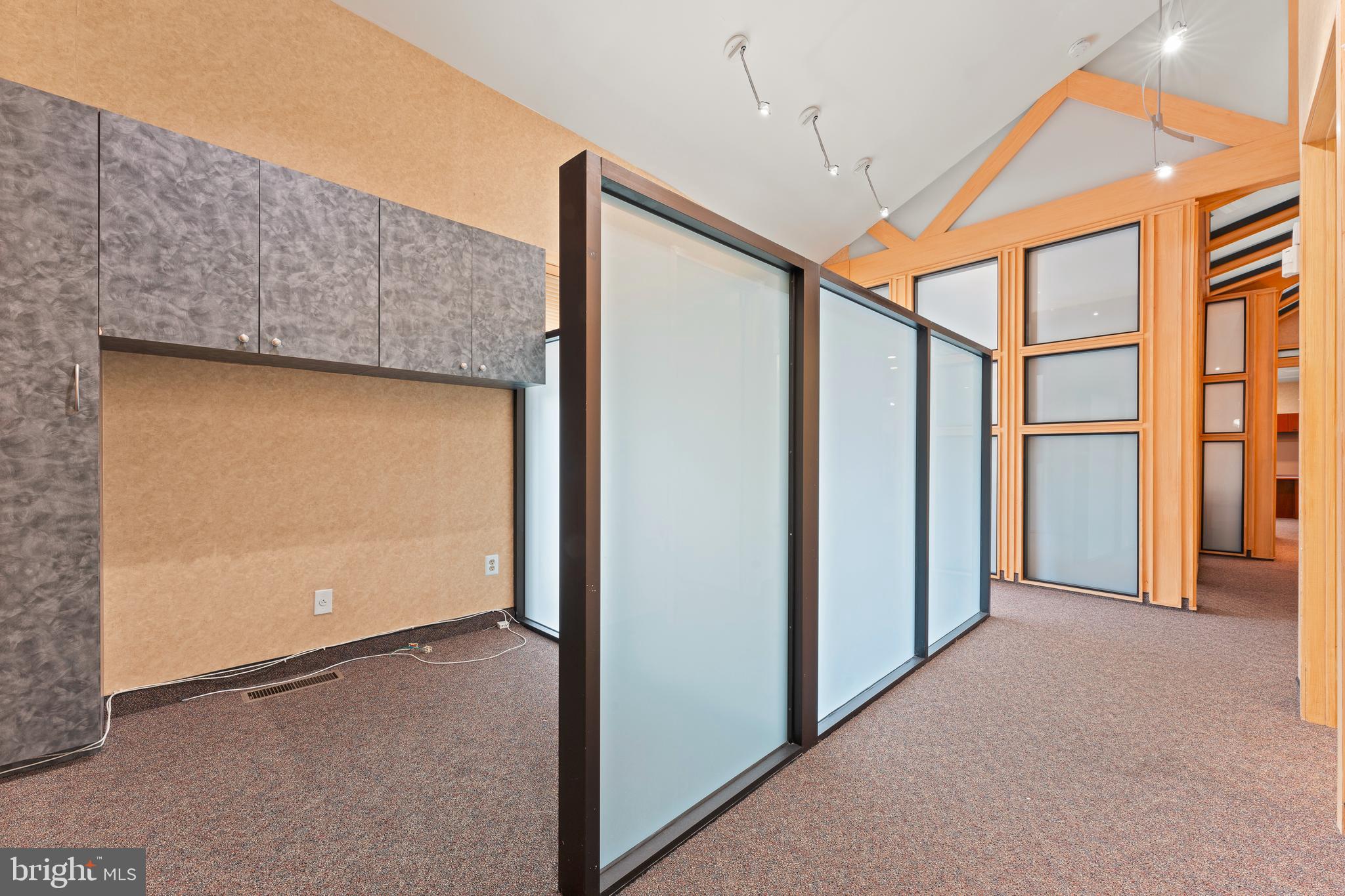 PHILADELPHIA (NORTHEAST) - Commercial Sale