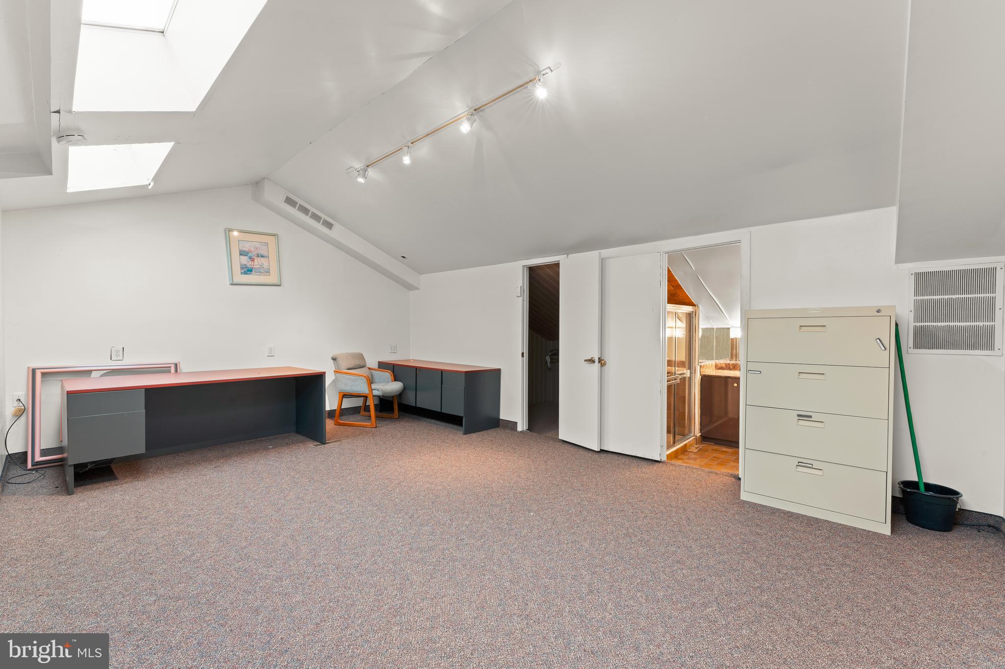 PHILADELPHIA (NORTHEAST) - Commercial Sale