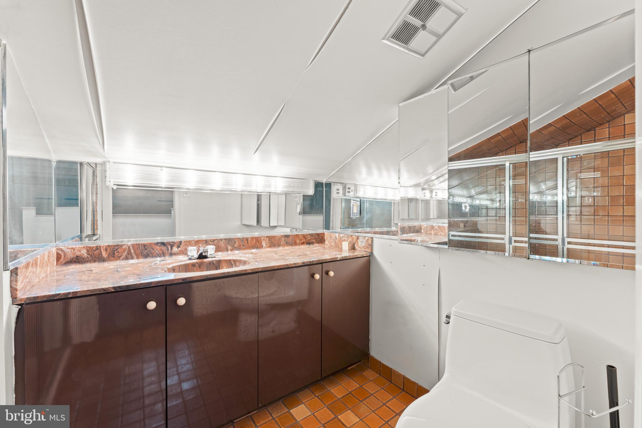 PHILADELPHIA (NORTHEAST) - Commercial Sale