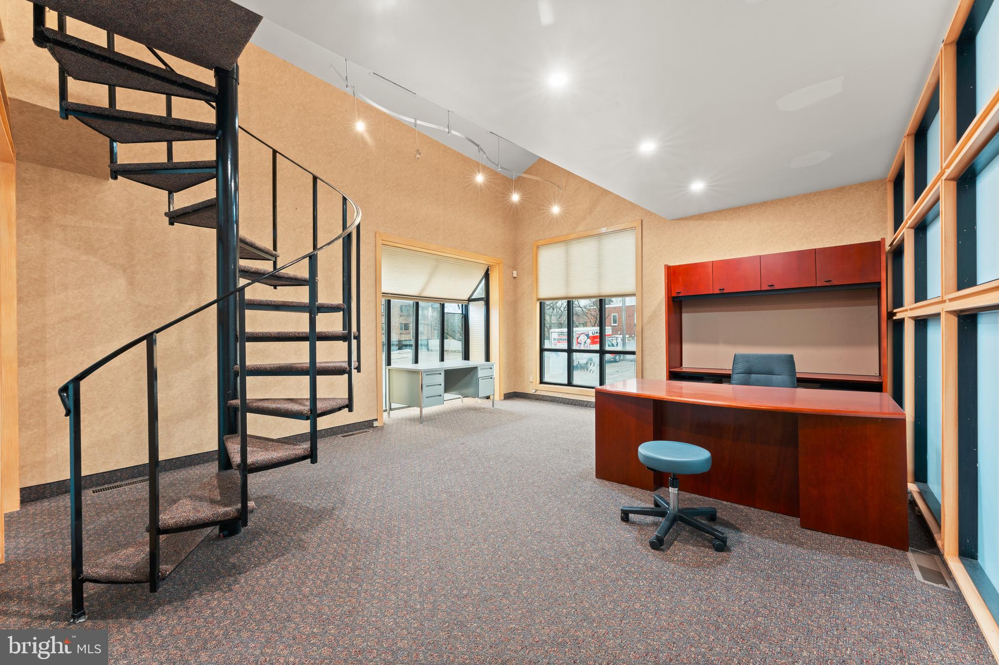 PHILADELPHIA (NORTHEAST) - Commercial Sale