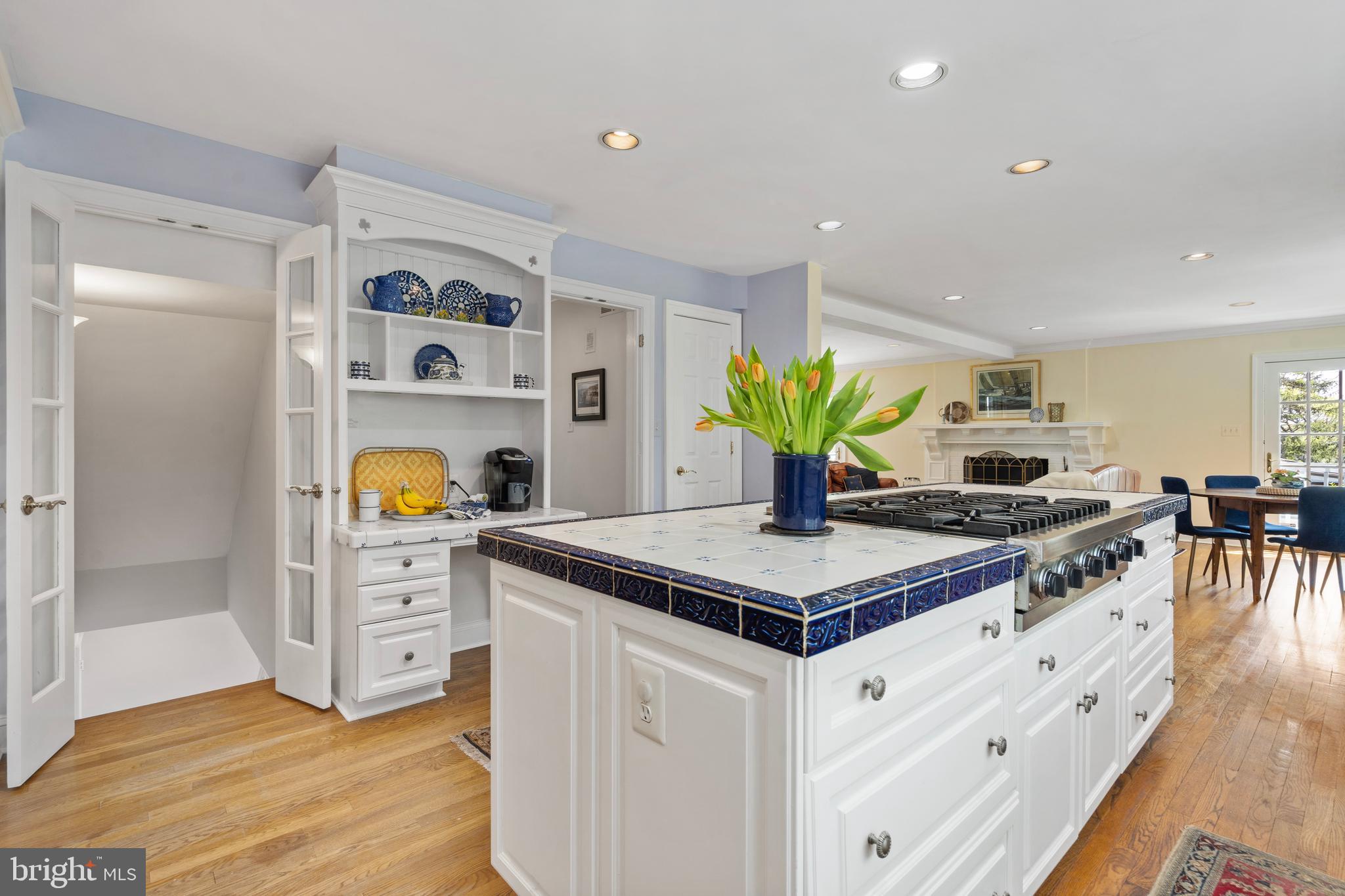 COUNTRY CLUB HILLS - Residential