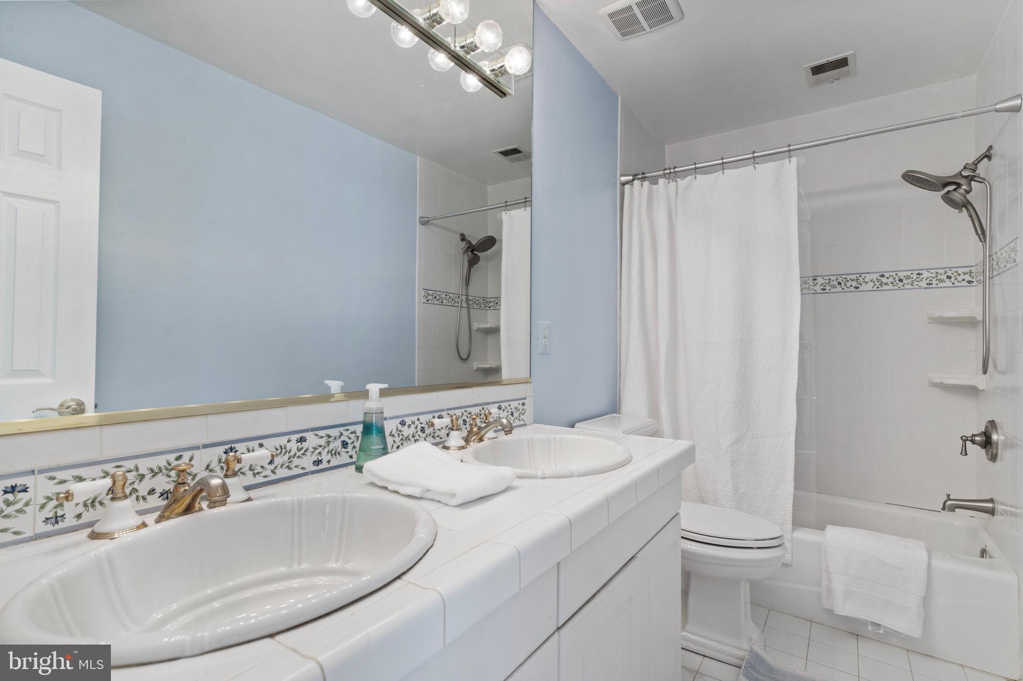 COUNTRY CLUB HILLS - Residential