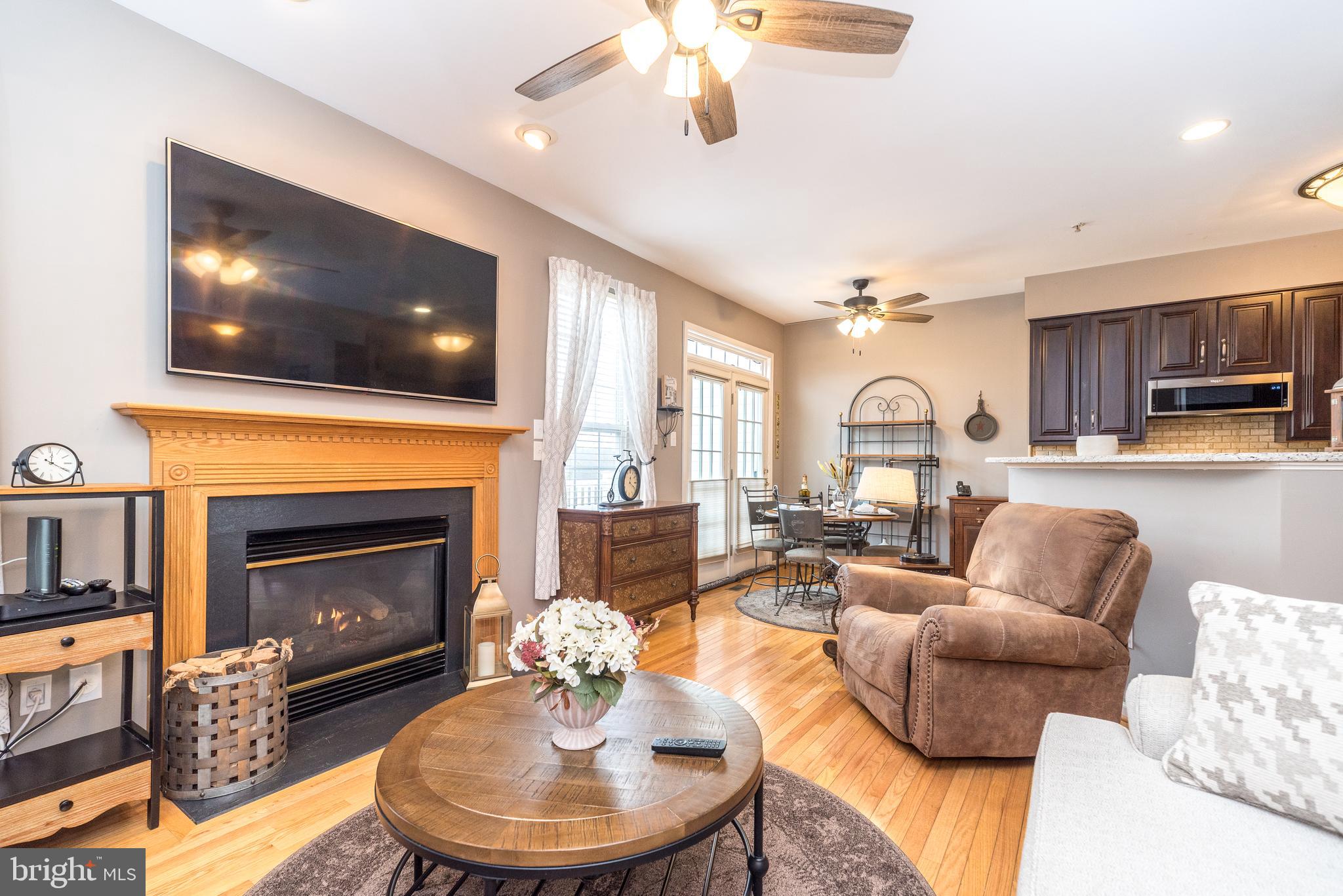 COUNTRY CLUB KNOLL - Residential