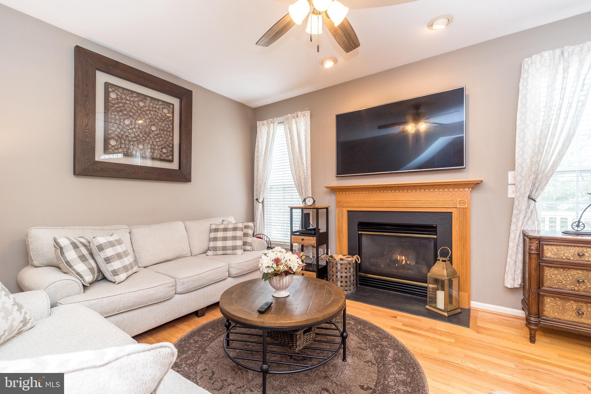 COUNTRY CLUB KNOLL - Residential