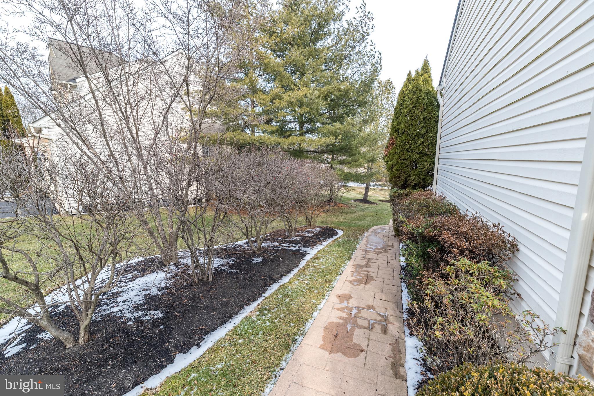 COUNTRY CLUB KNOLL - Residential