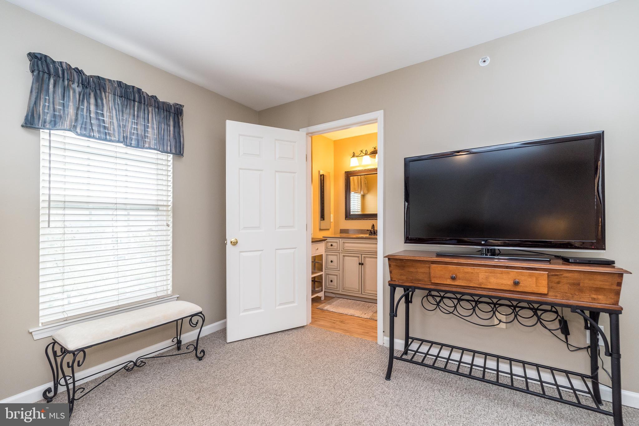 COUNTRY CLUB KNOLL - Residential